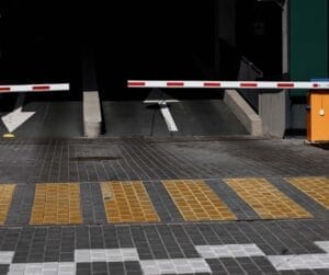 بوابات مواقف السيارات والجراجات للتحكم في دخول وخروج السيارات